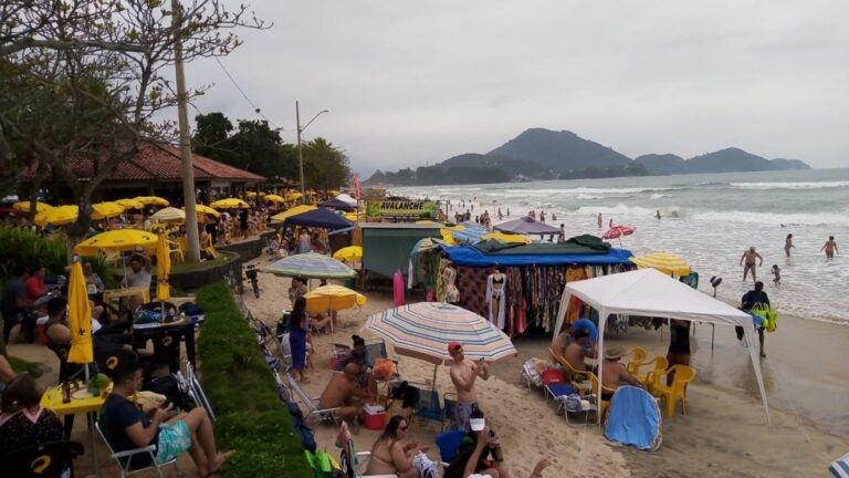 A Prefeitura de Ubatuba realiza operação na Praia Grande contra comércio clandestino, apreendendo produtos ilegais e reforçando a segurança dos banhistas. Saiba mais!