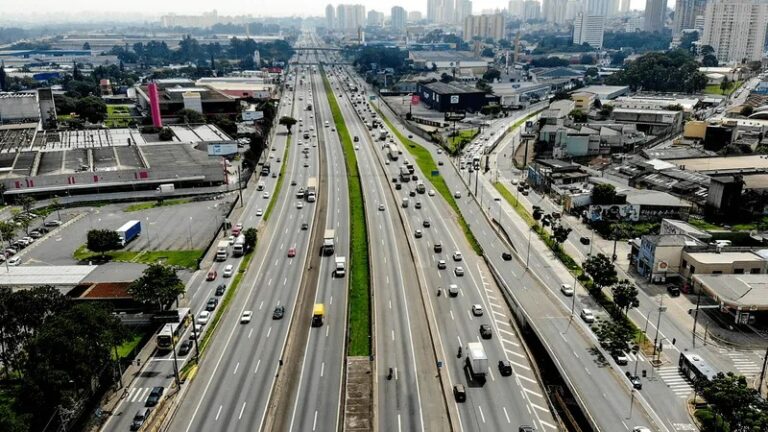 Fluxo Intenso de Veículos no Vale do Paraíba Durante o Ano Novo: Prepare-se para o Trânsito