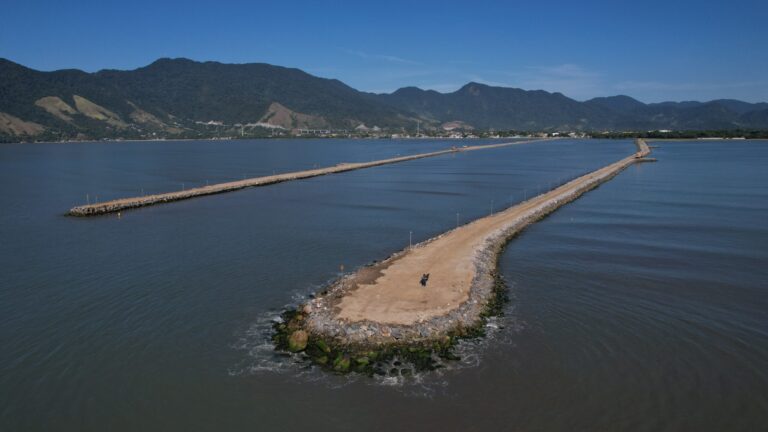 A inauguração do Molhe Norte em Caraguatatuba revelou problemas estruturais e falta de iluminação. Prefeitura tomará medidas para solucionar.