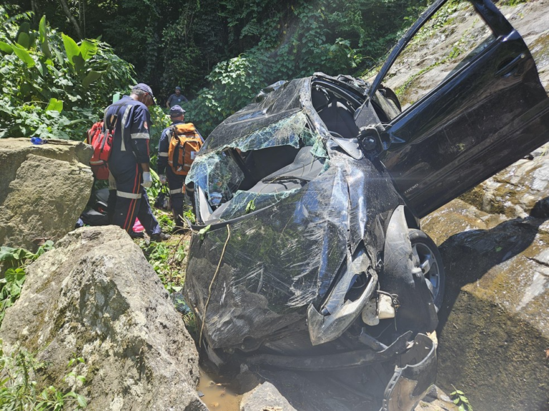 Carro Cai em Ribanceira na Cachoeira dos Três Tombos em Ilhabela