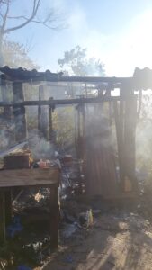 Incêndio atinge barraco no Morro do Canta Galo, em Ilhabela. Bombeiros controlaram o fogo; explosão de celular pode ter causado o incidente.