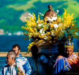 Ilhabela recebe entre 16 e 18 de maio a Congada de São Benedito, expressão viva da cultura afro-brasileira com bailes simbólicos e celebrações tradicionais.