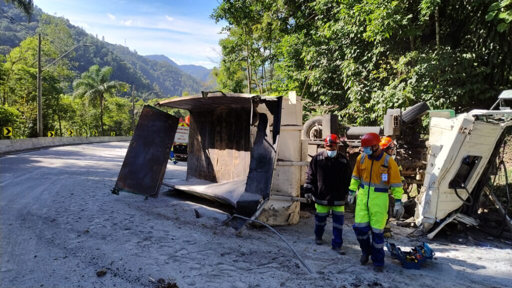 Caminhão tomba no km 78 da Tamoios em Caraguatatuba; uma vítima leve e contenção de vazamento evitaram maiores riscos. Trânsito operava em meia pista.