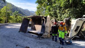 Caminhão tomba no km 78 da Tamoios em Caraguatatuba; uma vítima leve e contenção de vazamento evitaram maiores riscos. Trânsito operava em meia pista.