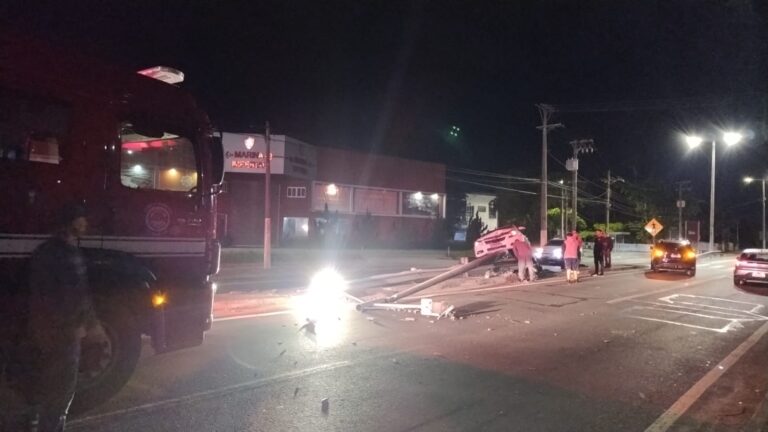 Carro colide com poste e fica suspenso em guard rail na SP-55 em Caraguatatuba. Acidente não teve vítimas, mas interditou a via parcialmente.