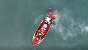 Jovem morre após grave afogamento na Praia Grande em Ubatuba. Vítima foi retirada do mar por surfistas e resgatada pelo GBMar, mas não resistiu.