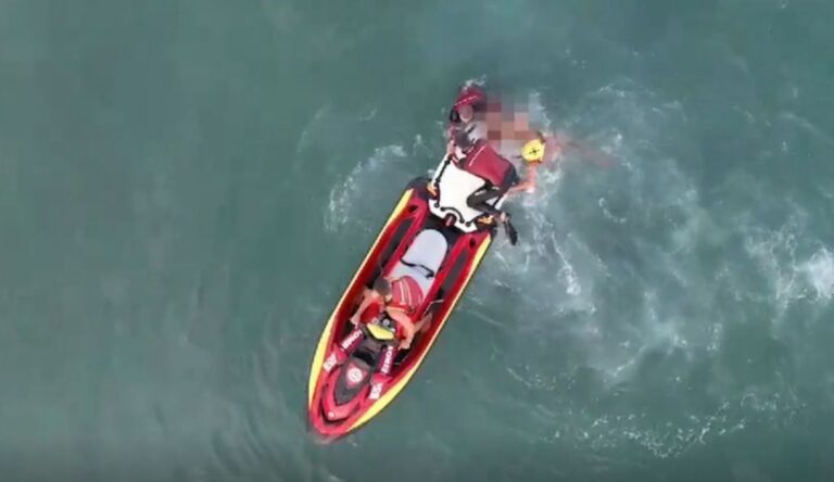 Jovem morre após grave afogamento na Praia Grande em Ubatuba. Vítima foi retirada do mar por surfistas e resgatada pelo GBMar, mas não resistiu.