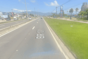 Morador de rua morre atropelado por motociclista em frente ao shopping Serra Mar, em Caraguatatuba. Acidente é investigado como homicídio culposo.