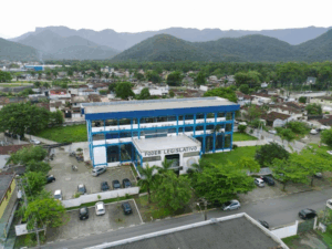 Parecer técnico desaconselha novo recurso da Câmara de Ubatuba no caso Flávia Comitte. Risco de penalidades e perda de objeto são apontados.