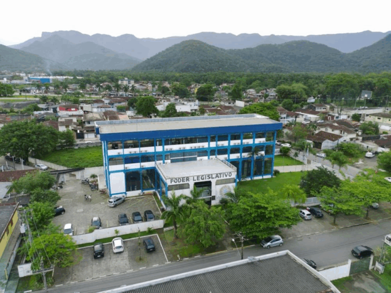 Parecer técnico desaconselha novo recurso da Câmara de Ubatuba no caso Flávia Comitte. Risco de penalidades e perda de objeto são apontados.