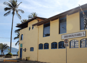 Apesar de parecer contrário do TCE, Câmara de Ilhabela aprova contas de 2021 do prefeito e revolta população nas redes sociais.