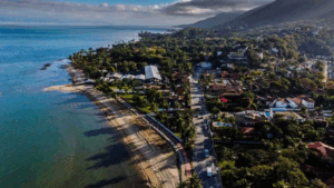 Ilhabela apresenta forte queda no índice FIRJAN 2025, puxada pela queda na Saúde. Cidade perde mais de 100 posições no Brasil. Entenda os motivos.