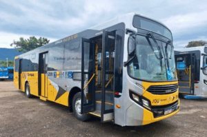 Ônibus invade muro em Caraguá. Motorista da Sancetur, embriagado, foi preso. Veja mais.