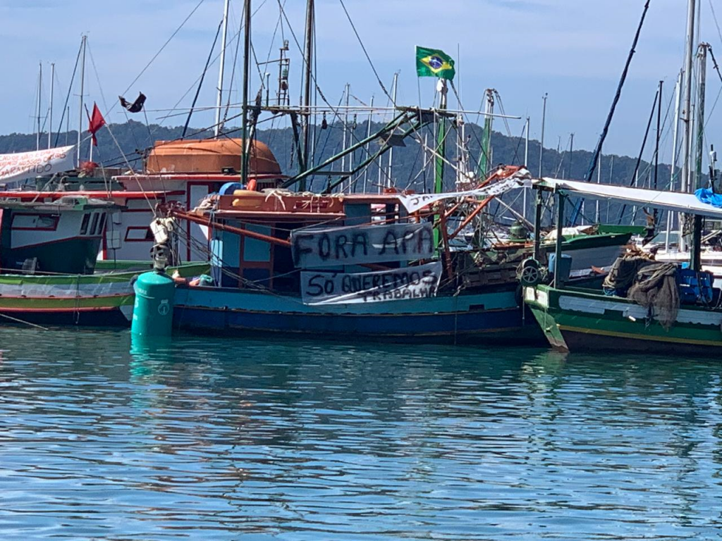 Comunidade caiçara de Ubatuba conquista direito de uso sustentável da Ilha dos Pescadores, fortalecendo a pesca artesanal e a cultura local.