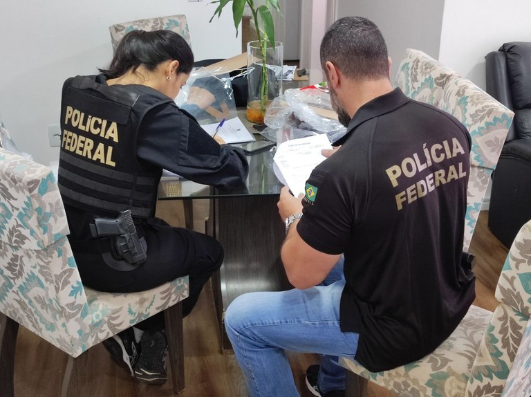 Em operação da PF, grupo que fraudava aposentadorias em Caraguá é investigado por estelionato com laranjas e cheques azuis.