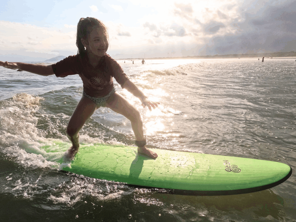 Programa Surf Para Todos encerra passagem por Boraceia com mais de 1.700 atendimentos e anuncia nova etapa em Juqueí a partir de 29 de maio.