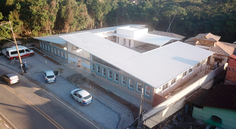 Professor de História pede demissão em Ilhabela após críticas a aula com mitologia africana. Liberdade de ensino está em debate.