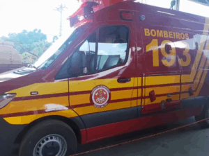 Bebê de dois meses é salva por bombeiros após engasgar com leite materno em Caraguatatuba. Ação rápida foi decisiva.