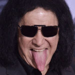 Gene Simmons cobra mais de R$ 70 mil por experiência VIP com fã em sua nova turnê. Saiba quem pagou para ser seu roadie por um dia e veja o que ele achou. Leia agora!