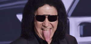 Gene Simmons cobra mais de R$ 70 mil por experiência VIP com fã em sua nova turnê. Saiba quem pagou para ser seu roadie por um dia e veja o que ele achou. Leia agora!