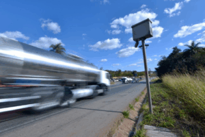 DER instala 23 novos radares na Rio-Santos entre Ubatuba e Bertioga; motoristas criticam possível aumento de multas na SP-055.
