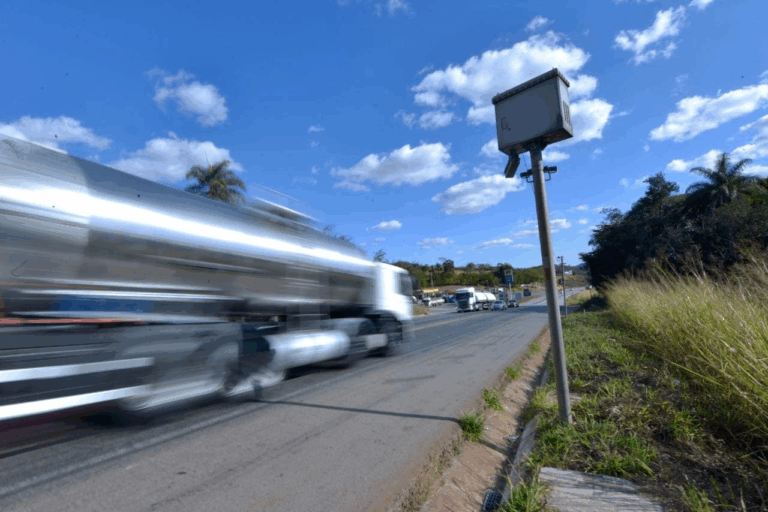 DER instala 23 novos radares na Rio-Santos entre Ubatuba e Bertioga; motoristas criticam possível aumento de multas na SP-055.
