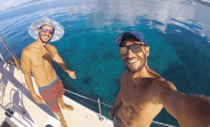 Irmãos Lucas e Neto Faraco retornam a Ubatuba após 7 anos navegando. Uma história de mar, superação e muita coragem que começa e termina no litoral paulista.