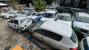 Ilhabela fará leilão de veículos em 28 de maio. Lotes incluem motos por R$ 400 e caminhões por até R$ 55 mil. Evento será presencial e online.
