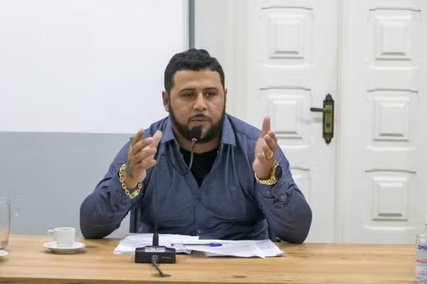 Thiago Bally, vereador eleito de São Sebastião, é preso por suspeita de homicídio após meses foragido. Justiça já havia decretado prisão preventiva.