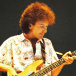 Veja os 5 músicos famosos do rock que desapareceram da mídia e optaram pela reclusão. Descubra onde estão hoje e por que decidiram abandonar a fama. Leia agora!