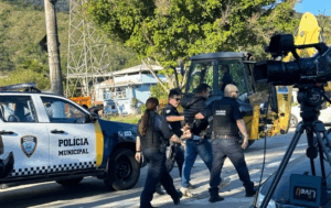 Homem é preso em São Sebastião após agredir filhas e mobilizar botão do pânico em escola municipal. Caso envolveu a rede de proteção do município.