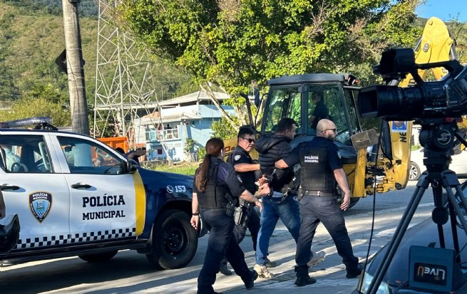 Homem é preso em São Sebastião após agredir filhas e mobilizar botão do pânico em escola municipal. Caso envolveu a rede de proteção do município.
