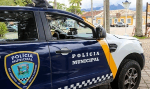 Homem em situação de rua é preso após tentar matar outro com barra de ferro em São Sebastião. Crime ocorreu no Centro e vítima está hospitalizada.