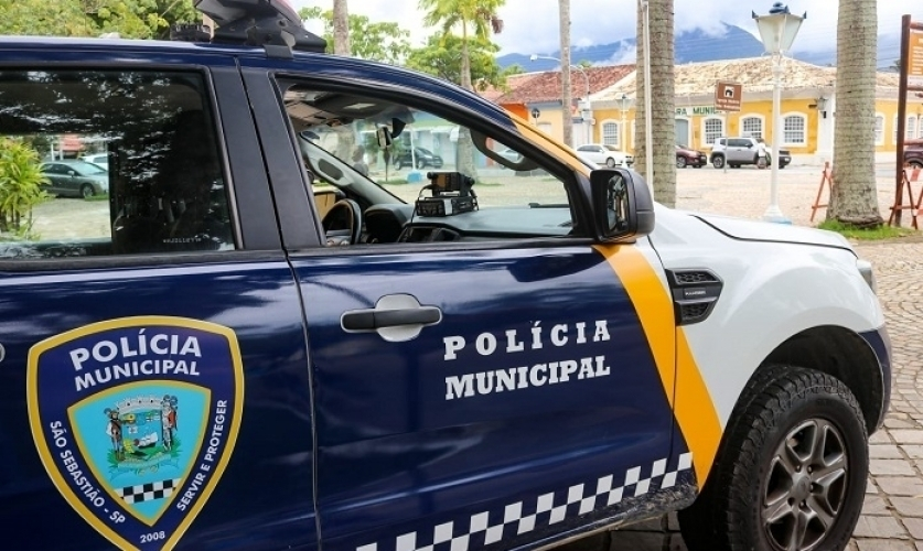 Homem em situação de rua é preso após tentar matar outro com barra de ferro em São Sebastião. Crime ocorreu no Centro e vítima está hospitalizada.