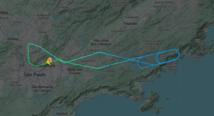 Airbus A380 da Emirates cancela voo para Dubai e retorna a Guarulhos após sobrevoar Ubatuba. Moradores acompanharam a movimentação durante a madrugada.