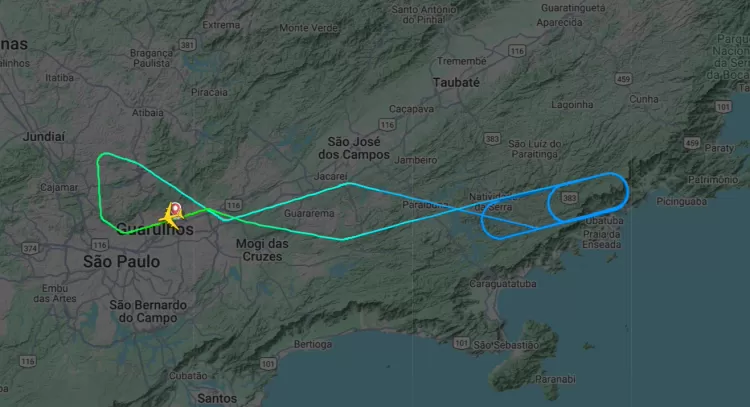 Airbus A380 da Emirates cancela voo para Dubai e retorna a Guarulhos após sobrevoar Ubatuba. Moradores acompanharam a movimentação durante a madrugada.