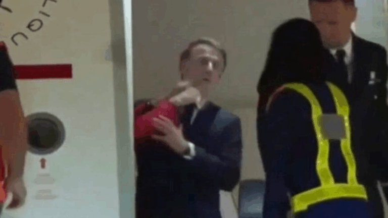 Macron diz que gesto da primeira-dama Brigitte durante visita ao Vietnã foi apenas uma brincadeira. Vídeo gerou repercussão nas redes.