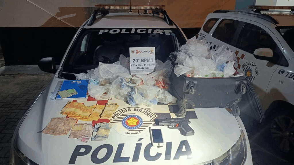 Mulher de 27 anos é presa por tráfico em São Sebastião. Ela confessou ser gerente do tráfico na Vila Sahy. Drogas e arma falsa foram apreendidas.