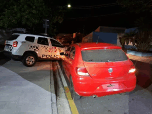 Polícia Militar recupera carro furtado em São Sebastião. Suspeito foi preso após perseguição e flagrado com drogas.