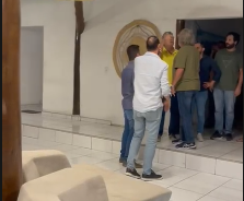 Editorial denuncia confronto entre prefeito e ex-prefeito de Ilhabela durante eleição do Conselho de Habitação, destaca uso político da estrutura e cobra providências das autoridades.