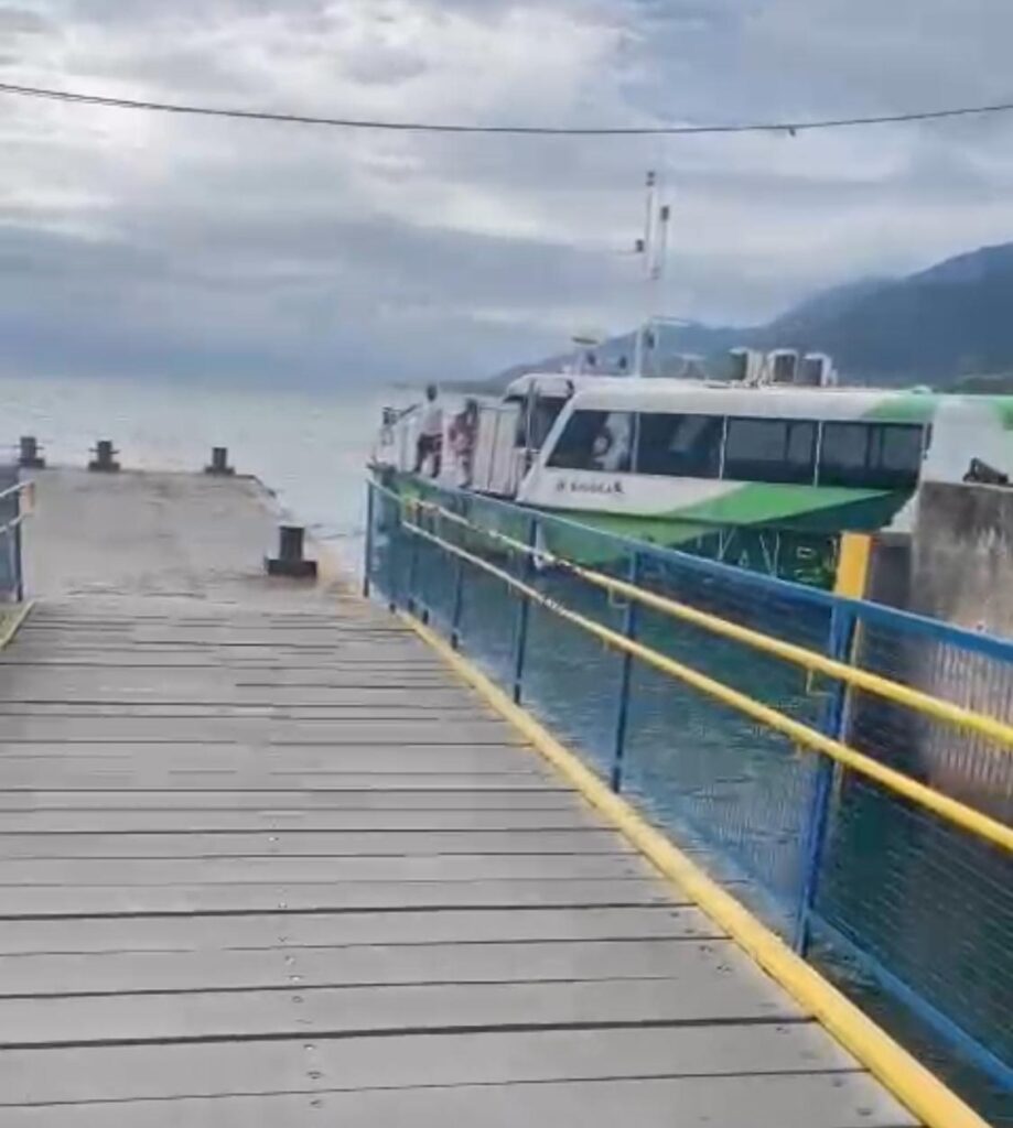 Aquabus vazio em Ilhabela durante parada na balsa