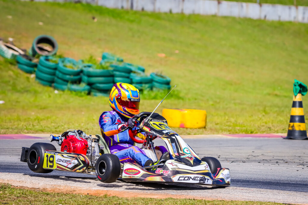 Após acidente na etapa de Interlagos, Anna Luiza Pimpão segue na disputa pelo título da F4 Sprinter na Copa SP Light de Kart. Luxação no punho não abala a pilota.