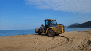 Moradores de São Sebastião impedem tratores de abrirem vala na praia de Toque Toque Pequeno no Dia Mundial do Meio Ambiente. Caso envolve tensão com PM.
