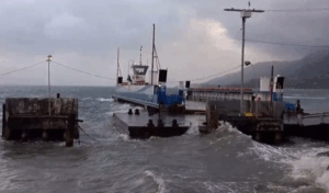 Vendaval causa transtornos em Ilhabela e interrompe travessia da balsa. Evento X-Terra teve estruturas danificadas na Praia do Perequê.