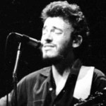 Descubra três clássicos do rock que quase foram gravados por outros artistas. Springsteen, Simple Minds e Neil Diamond mudaram o destino da música com decisões ousadas. Leia agora!