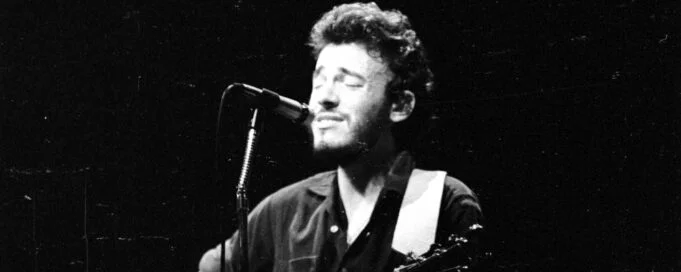 Descubra três clássicos do rock que quase foram gravados por outros artistas. Springsteen, Simple Minds e Neil Diamond mudaram o destino da música com decisões ousadas. Leia agora!