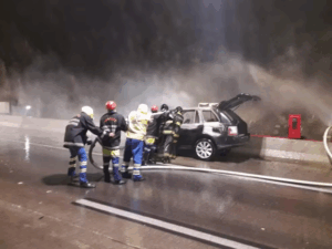 Veículo pega fogo dentro de túnel da Rodovia dos Tamoios em Caraguatatuba. Ninguém ficou ferido. Incêndio foi controlado por equipes de resgate.