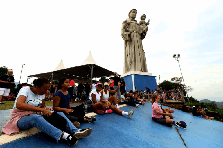 Festa de Santo Antônio movimenta Caraguatatuba com missas, procissão, casamento comunitário e quermesse até 29 de junho.