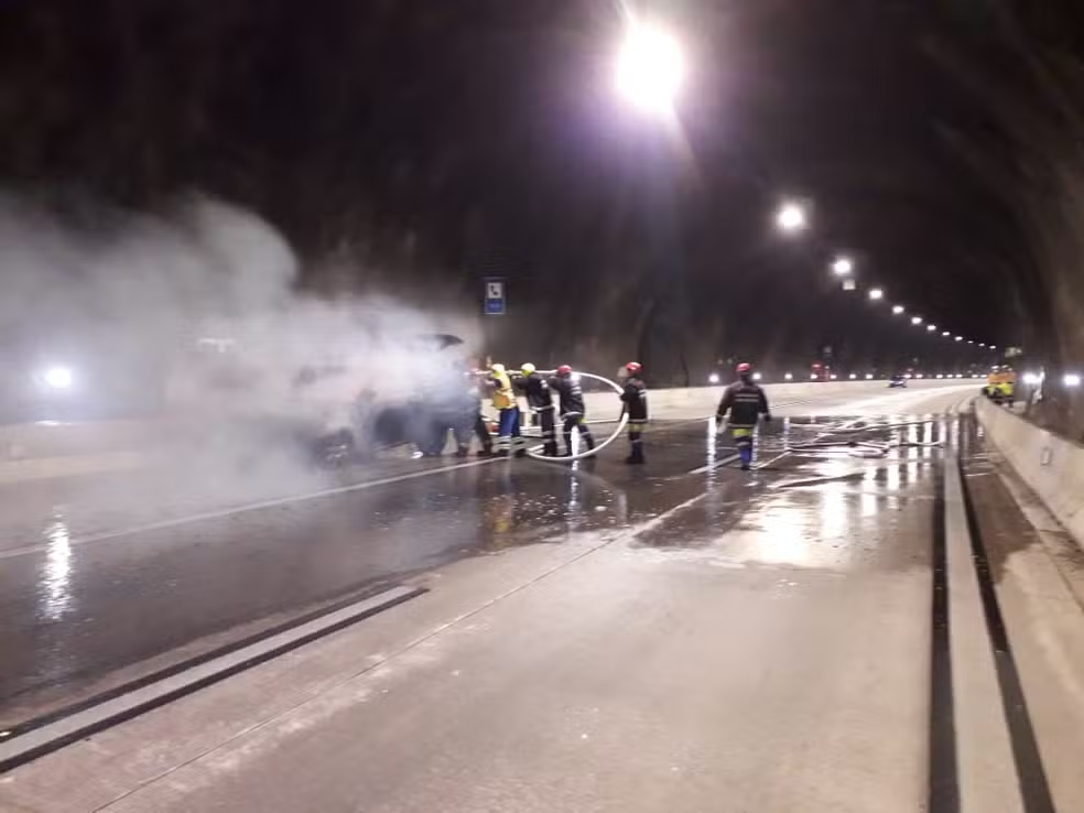 Veículo pega fogo dentro de túnel da Rodovia dos Tamoios em Caraguatatuba. Ninguém ficou ferido. Incêndio foi controlado por equipes de resgate.