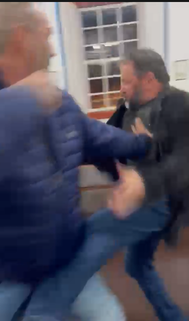Sessão na Câmara Municipal de Paraibuna termina em agressões entre vereadores. Parlamentares discutiram sobre gestão pública e trocaram socos nos bastidores. Saiba mais!